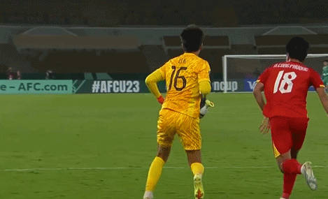 真出名了!李昊赛后获越南教练摸头点赞:越南球迷呼吁给他立碑