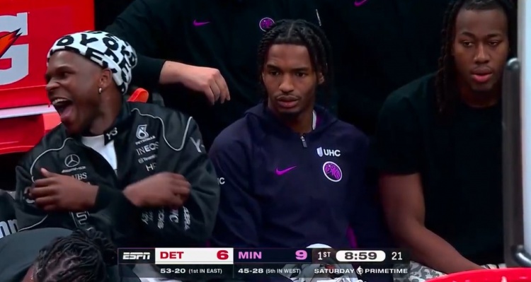 kaiyun-哈哈哈怪好玩!爱德华兹替补席拍腿大笑 道苏姆&菲利普斯两脸无感