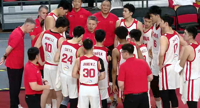 杨瀚森缺席，中国男篮翻盘！球员评分出炉：5人获高分，3人不及格|中国队|王俊杰|庞峥麟|崔永熙|廖三宁_新浪体育_新浪新闻